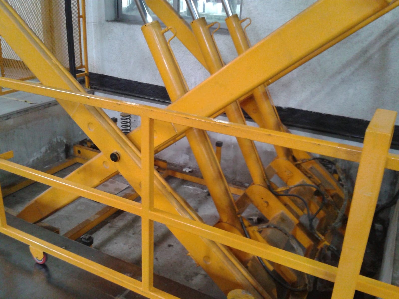 Hydraulic Lift — photo 1